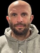 Herr Haas trägt einen Vollbart und lächelt freundlich