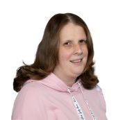 Frau Bein trägt lange, braune Haare. Sie lächelt freundlich.