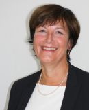 Frau Cortinovis-Piel trägt kurze, braune Haare und lächelt freundlich