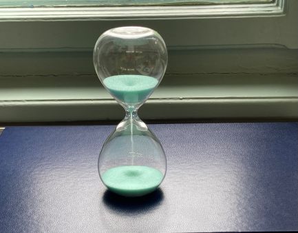 Das Bild zeigt eine Sanduhr als Symbole für eine zeitliche Befristung