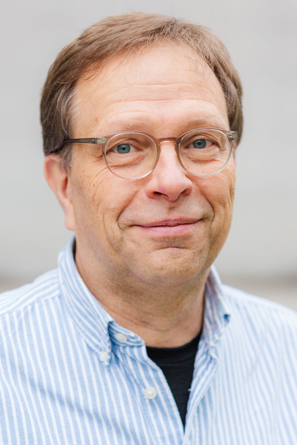 Das Bild zeigt Herrn Kreilinger. Er trägt braunblondes Haar und eine Brille. Er lächelt freundlich