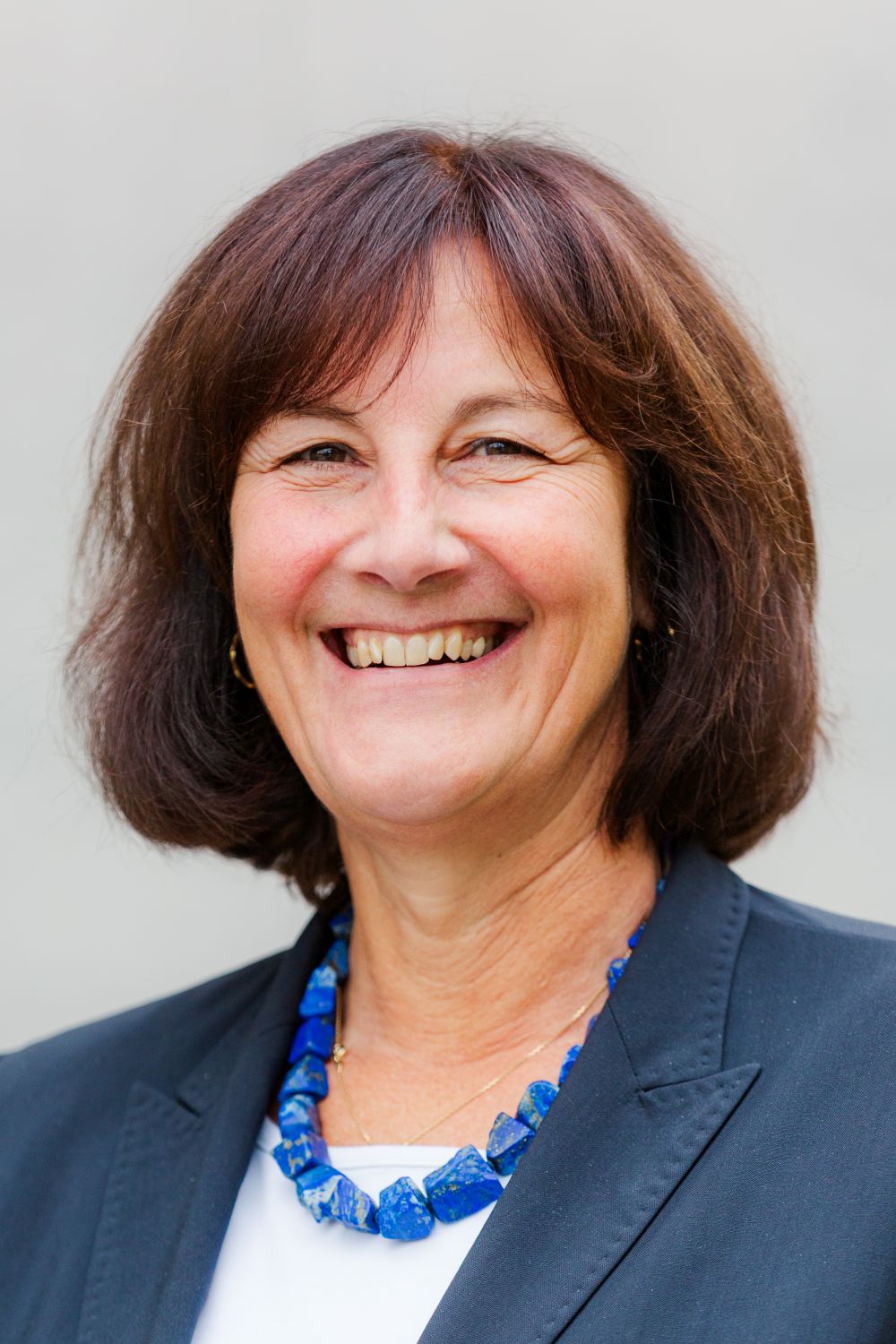 Das Bild zeigt Frau Cortinovis-Piel. Sie trägt braune, halblange Haare und lächelt freundlich.